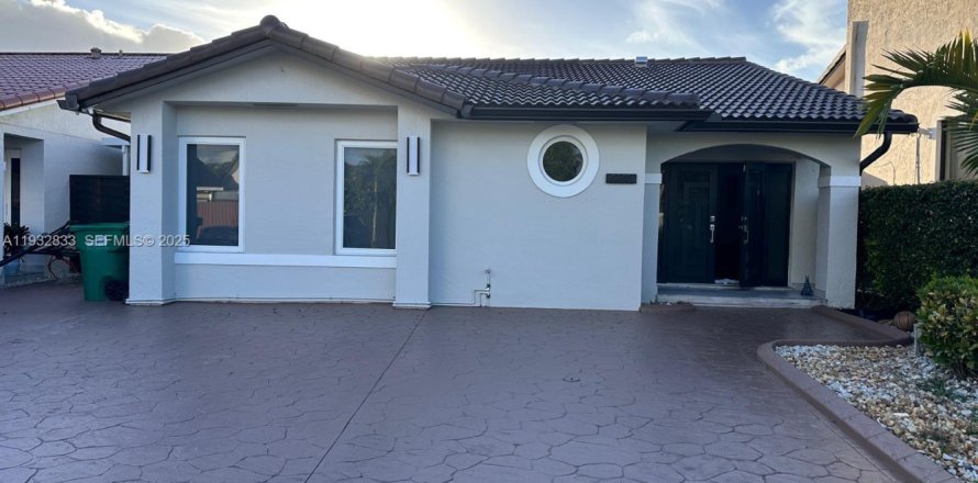 Дом в Майами, Флорида 4 спальни, 131.09м2 № 1991673