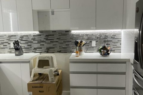 Снять в аренду виллу или дом в Майами, Флорида 4 спальни, 131.09м2, № 1991673 - фото 7