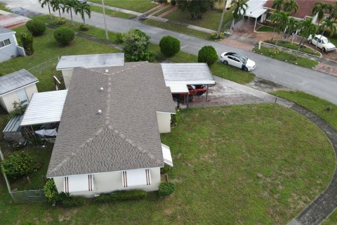 Villa ou maison à vendre à Miami, Floride: 3 chambres, 163.14 m2 № 2425879 - photo 3
