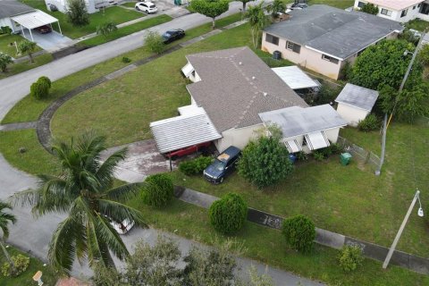 Villa ou maison à vendre à Miami, Floride: 3 chambres, 163.14 m2 № 2425879 - photo 4