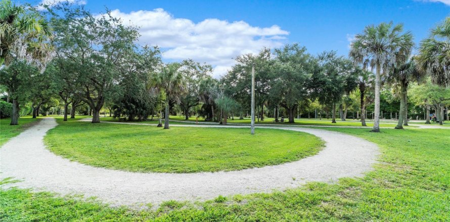 House in Coral Springs, Florida 4 bedrooms, 334.45 sq.m. № 1229139