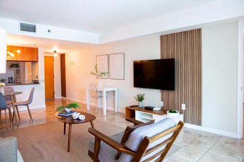 Condo in Miami, Florida, 2 bedrooms  № 2153235 - photo 2