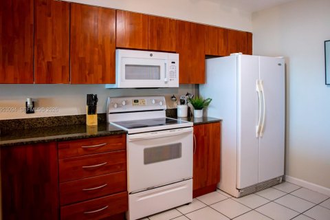 Condo in Miami, Florida, 2 bedrooms  № 2153235 - photo 17