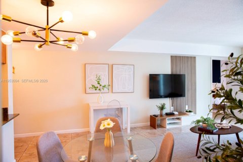 Condo in Miami, Florida, 2 bedrooms  № 2153235 - photo 5