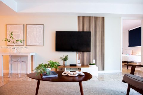 Condo in Miami, Florida, 2 bedrooms  № 2153235 - photo 1