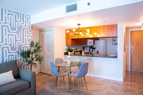 Condo in Miami, Florida, 2 bedrooms  № 2153235 - photo 4