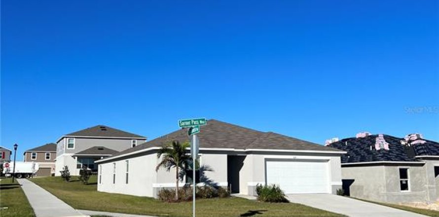 House in Winter Haven, Florida 4 bedrooms, 186.18 sq.m. № 2166583
