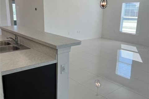 House in Winter Haven, Florida 4 bedrooms, 186.18 sq.m. № 2166583 - photo 10