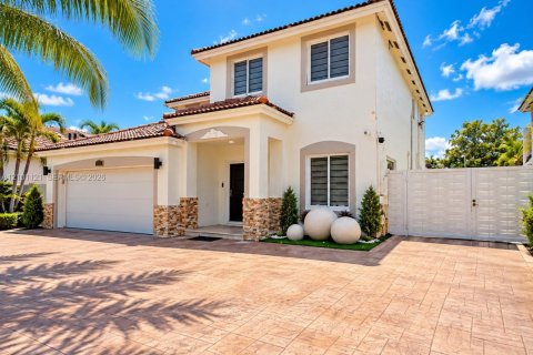House in Hialeah, Florida 4 bedrooms, 191.38 sq.m. № 2401335 - photo 2