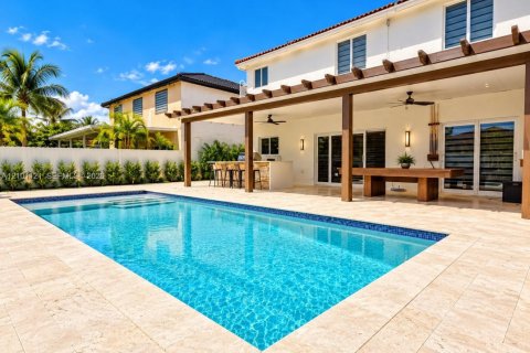 House in Hialeah, Florida 4 bedrooms, 191.38 sq.m. № 2401335