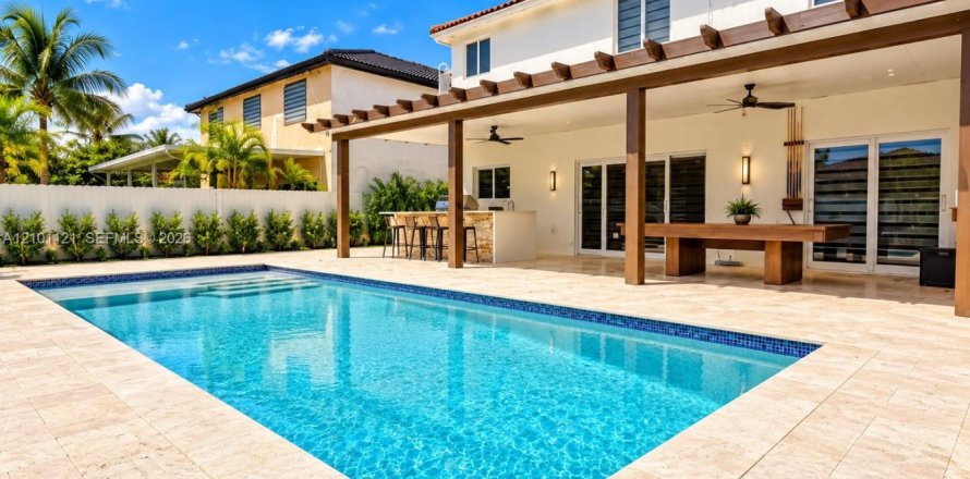 House in Hialeah, Florida 4 bedrooms, 191.38 sq.m. № 2401335