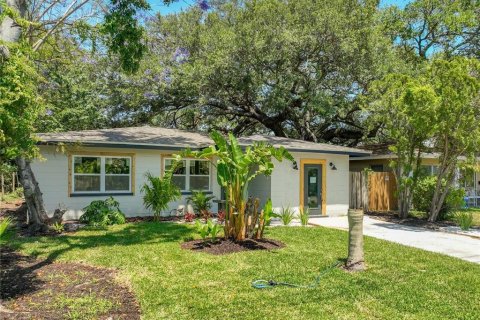 House in Saint Petersburg, Florida 3 bedrooms, 127.09 sq.m. № 2195167 - photo 2