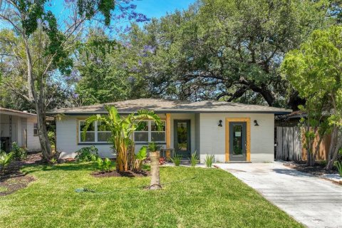 House in Saint Petersburg, Florida 3 bedrooms, 127.09 sq.m. № 2195167