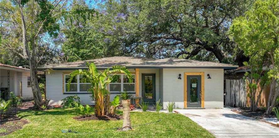 House in Saint Petersburg, Florida 3 bedrooms, 127.09 sq.m. № 2195167
