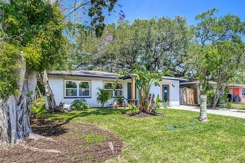 House in Saint Petersburg, Florida 3 bedrooms, 127.09 sq.m. № 2195167 - photo 3
