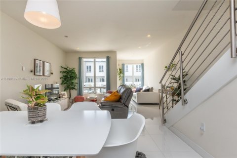 Снять в аренду кондоминиум в Дорал, Флорида 3 спальни, 165.46м2, № 1950748 - фото 5