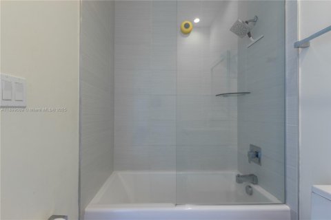 Снять в аренду кондоминиум в Дорал, Флорида 3 спальни, 165.46м2, № 1950748 - фото 22