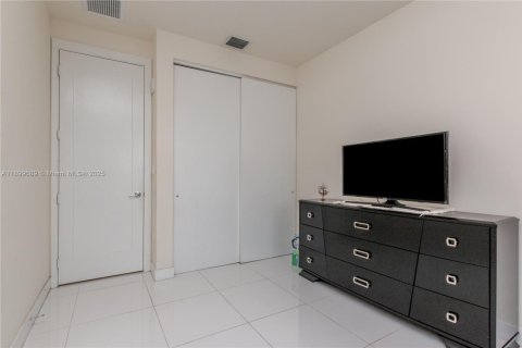 Снять в аренду кондоминиум в Дорал, Флорида 3 спальни, 165.46м2, № 1950748 - фото 26