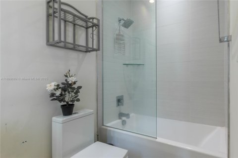 Снять в аренду кондоминиум в Дорал, Флорида 3 спальни, 165.46м2, № 1950748 - фото 29