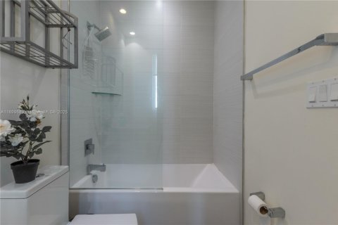 Снять в аренду кондоминиум в Дорал, Флорида 3 спальни, 165.46м2, № 1950748 - фото 28