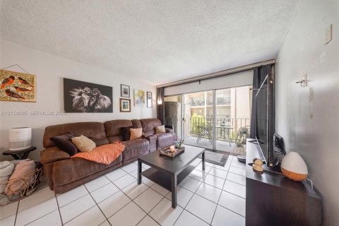 Copropriété à louer à Miami, Floride: 1 chambre, 78.87 m2 № 2439372 - photo 2