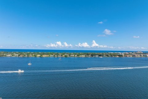 Condo in West Palm Beach, Florida, 3 bedrooms № 2402451 - photo 20