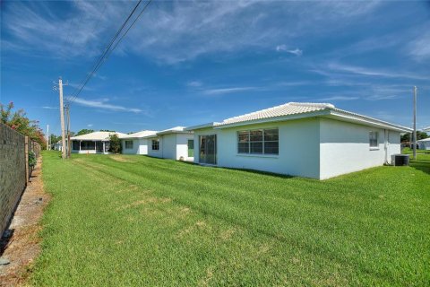 Duplex in Lakeland, Florida 2 bedrooms, 113.9 sq.m. № 1827113 - photo 19