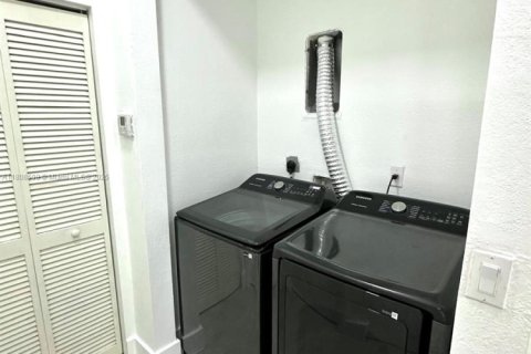 Townhouse in Cutler Bay, Florida 4 bedrooms, 145.11 sq.m. № 1752664 - photo 14