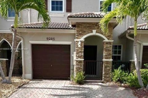 Townhouse in Cutler Bay, Florida 4 bedrooms, 145.11 sq.m. № 1752664 - photo 1