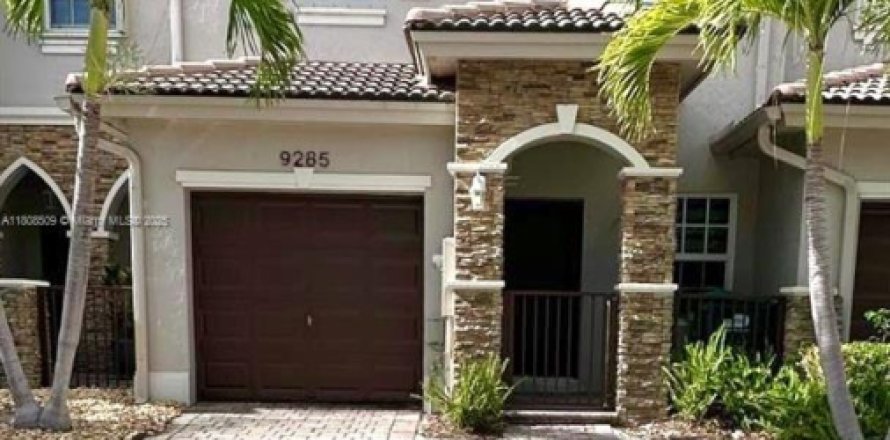 Townhouse in Cutler Bay, Florida 4 bedrooms, 145.11 sq.m. № 1752664