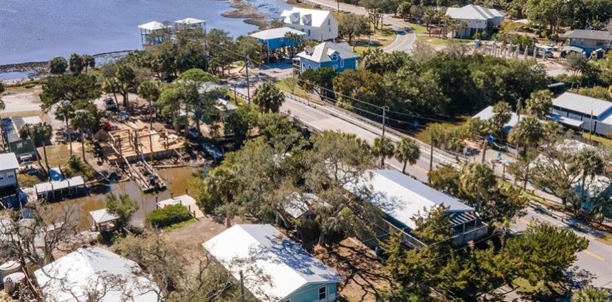 Villa ou maison à Cedar Key, Floride 2 chambres, 89.37 m2 № 2148426