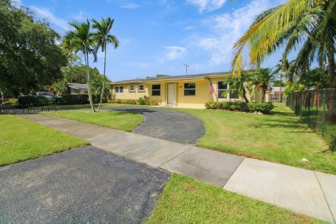 Villa ou maison à vendre à Cutler Bay, Floride: 4 chambres, 174.28 m2 № 1933129 - photo 3