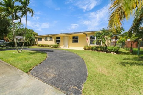Villa ou maison à vendre à Cutler Bay, Floride: 4 chambres, 174.28 m2 № 1933129 - photo 2