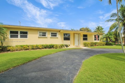 Villa ou maison à vendre à Cutler Bay, Floride: 4 chambres, 174.28 m2 № 1933129 - photo 1