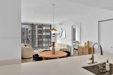 Condo in Miami, Florida, 2 bedrooms  № 2043153 - photo 15