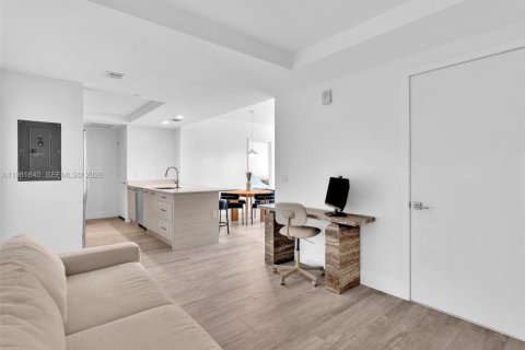 Condo in Miami, Florida, 2 bedrooms  № 2043153 - photo 9