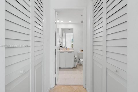 Condo in Miami, Florida, 2 bedrooms  № 1798927 - photo 16