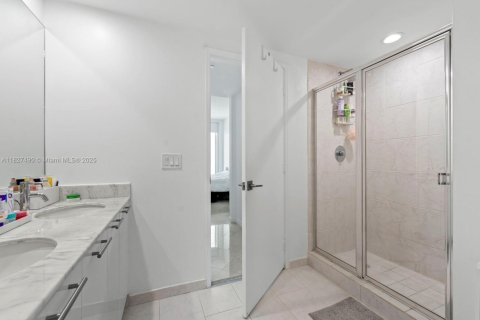 Condo in Miami, Florida, 2 bedrooms  № 1798927 - photo 13