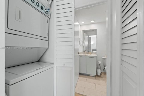 Condo in Miami, Florida, 2 bedrooms  № 1798927 - photo 17