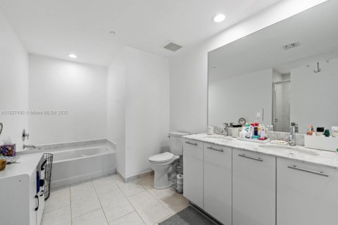 Condo in Miami, Florida, 2 bedrooms  № 1798927 - photo 12