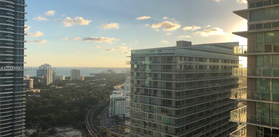 Estudio en el Condominio en Miami, Florida  № 2071146