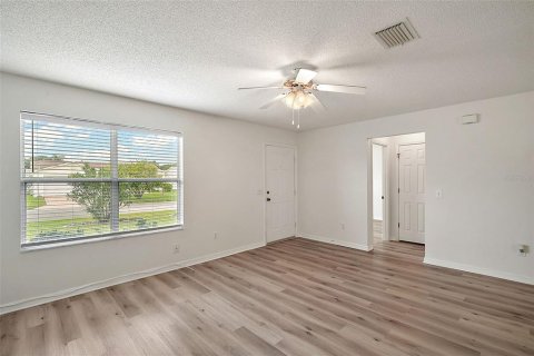 House in The Villages, Florida 2 bedrooms, 106.65 sq.m. № 1437960 - photo 6