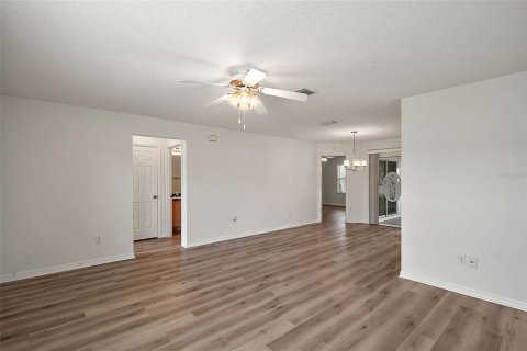 House in The Villages, Florida 2 bedrooms, 106.65 sq.m. № 1437960 - photo 5