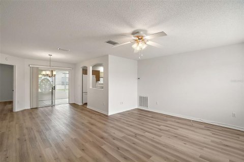 House in The Villages, Florida 2 bedrooms, 106.65 sq.m. № 1437960 - photo 4