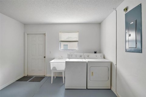 House in The Villages, Florida 2 bedrooms, 106.65 sq.m. № 1437960 - photo 24