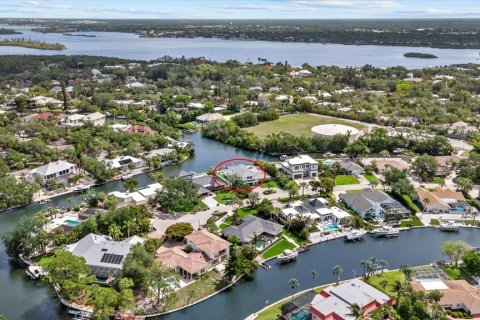 House in Sarasota, Florida 4 bedrooms, 386.57 sq.m. № 2215916 - photo 12