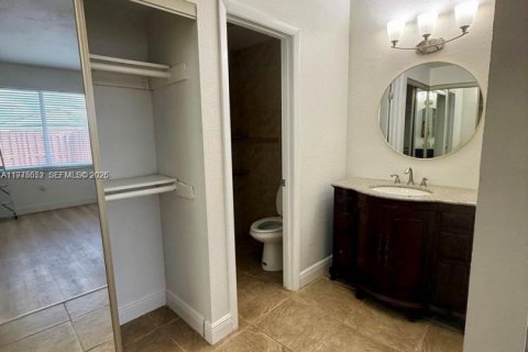 Townhouse in Hialeah, Florida 3 bedrooms, 101.54 sq.m. № 2040512 - photo 14