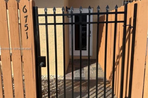 Townhouse in Hialeah, Florida 3 bedrooms, 101.54 sq.m. № 2040512