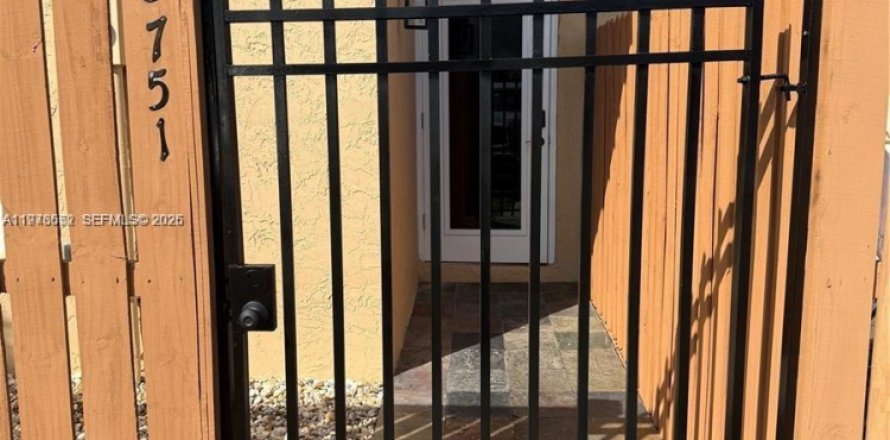 Townhouse in Hialeah, Florida 3 bedrooms, 101.54 sq.m. № 2040512