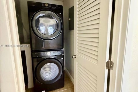 Townhouse in Hialeah, Florida 3 bedrooms, 101.54 sq.m. № 2040512 - photo 13